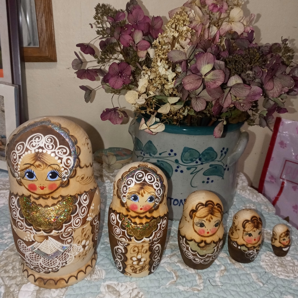 Russian nesting dolls..wooden 🪝